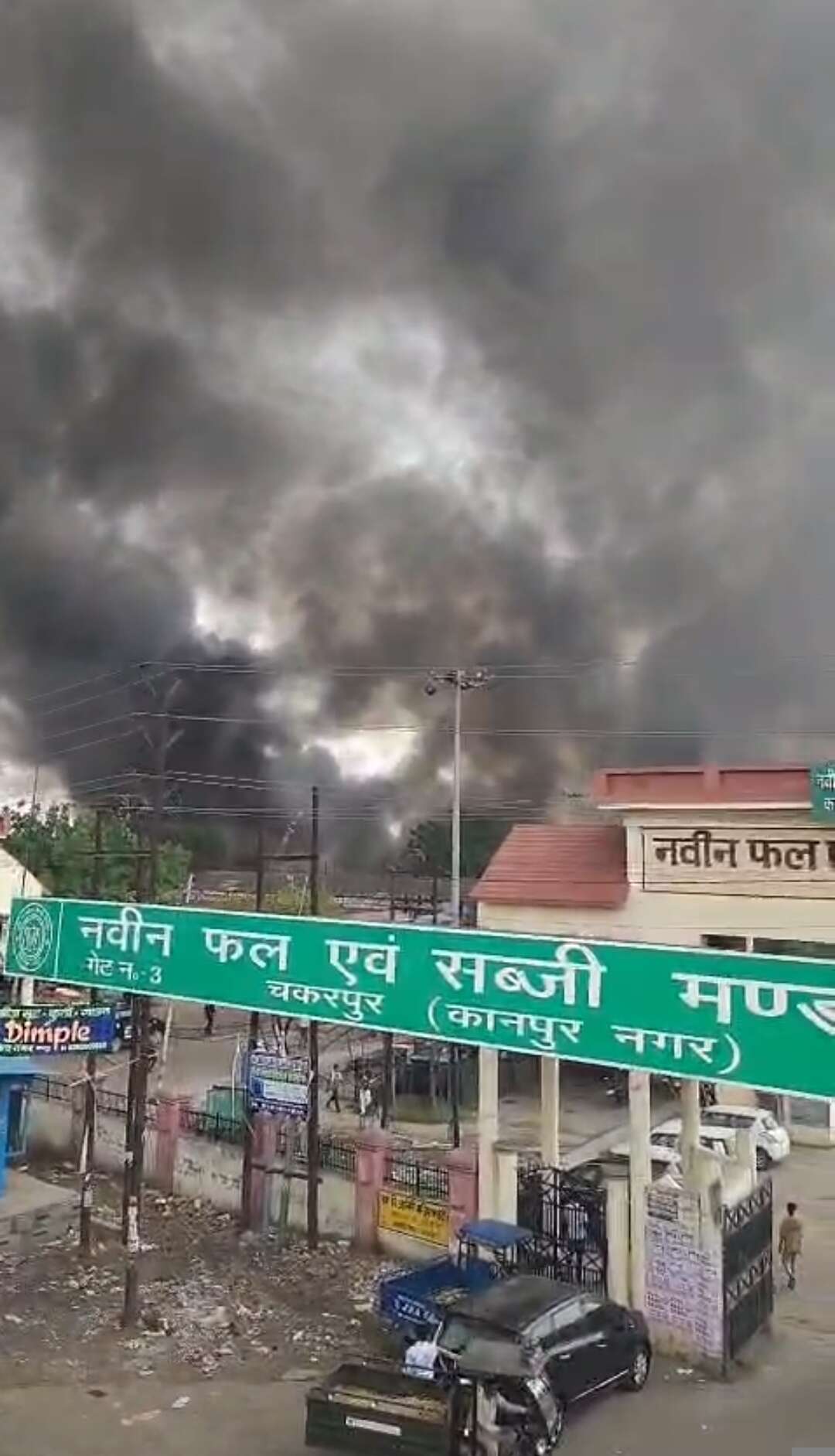 चकरपुर मंडी में भीषण आग से 48 दुकानें जलकर खाक, कराेड़ाें का नुकसान