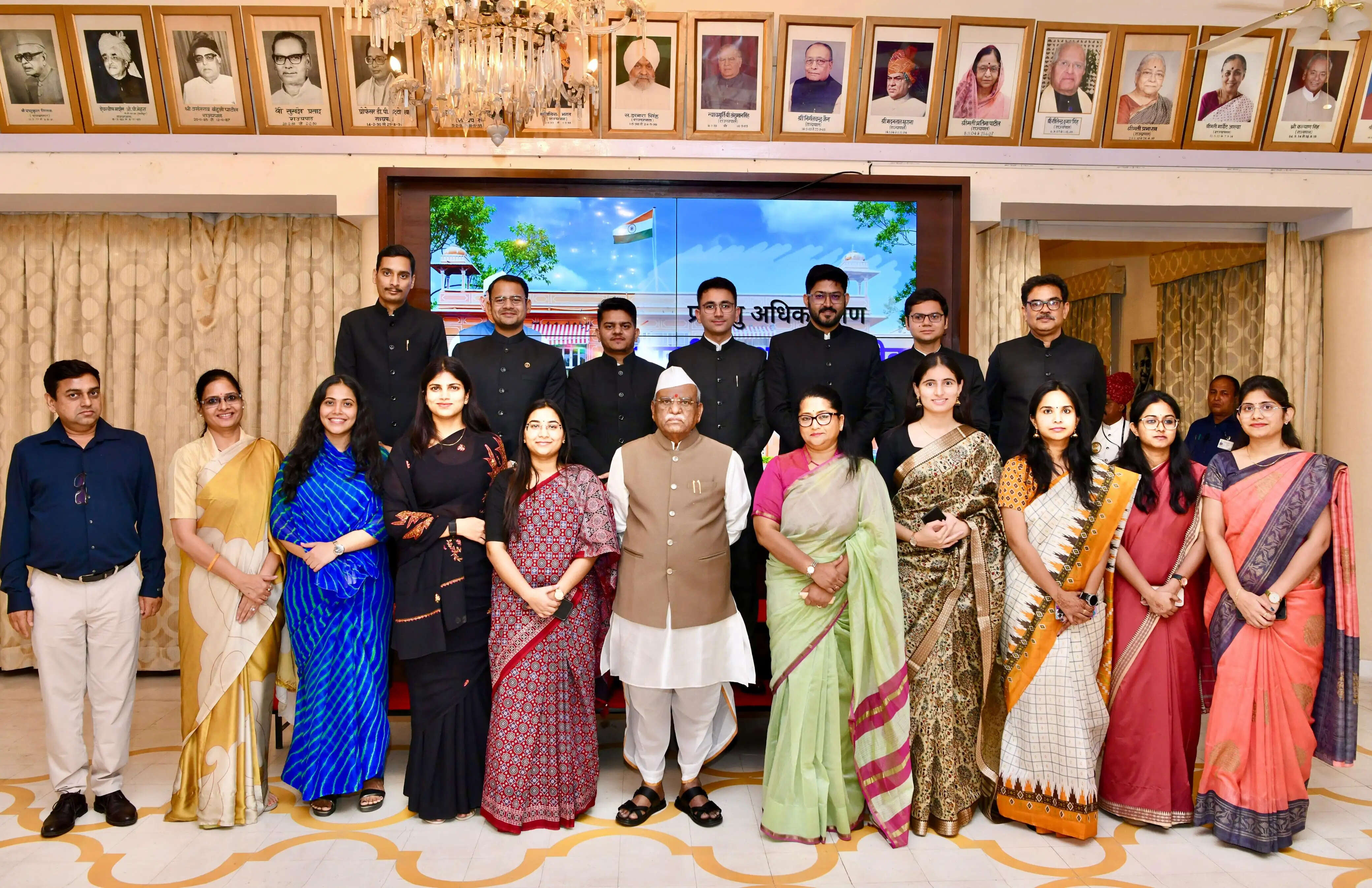 राज्यपाल से भारतीय प्रशासनिक सेवा के वर्ष 2024 के प्रशिक्षु अधिकारियों ने मुलाकात की