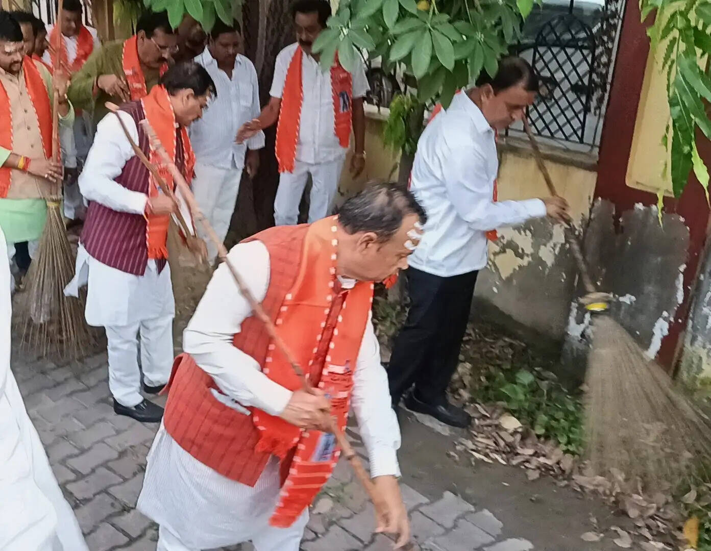 झाडू लेकर उतरे भाजपा नेता, बोले-स्वच्छता को अभियान नहीं, जनआंदोलन बनाना होगा
