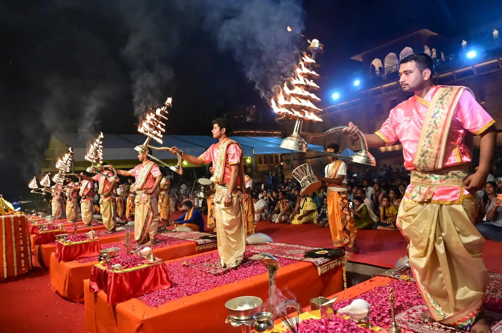 सनातनी नववर्ष के पहले दिन ललिताघाट पर भव्य गंगा आरती की शुरूआत,जय मां गंगे की गूंज