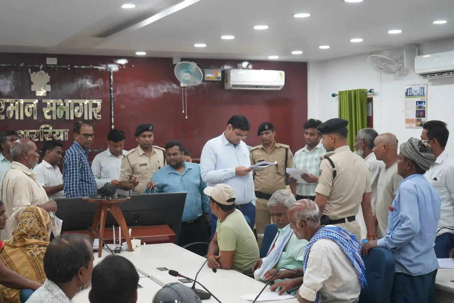 जनता दरबार में 96 मामलों की सुनवाई,डीएम ने शिकायतों के त्वरित निष्पादन के दिए निर्देश