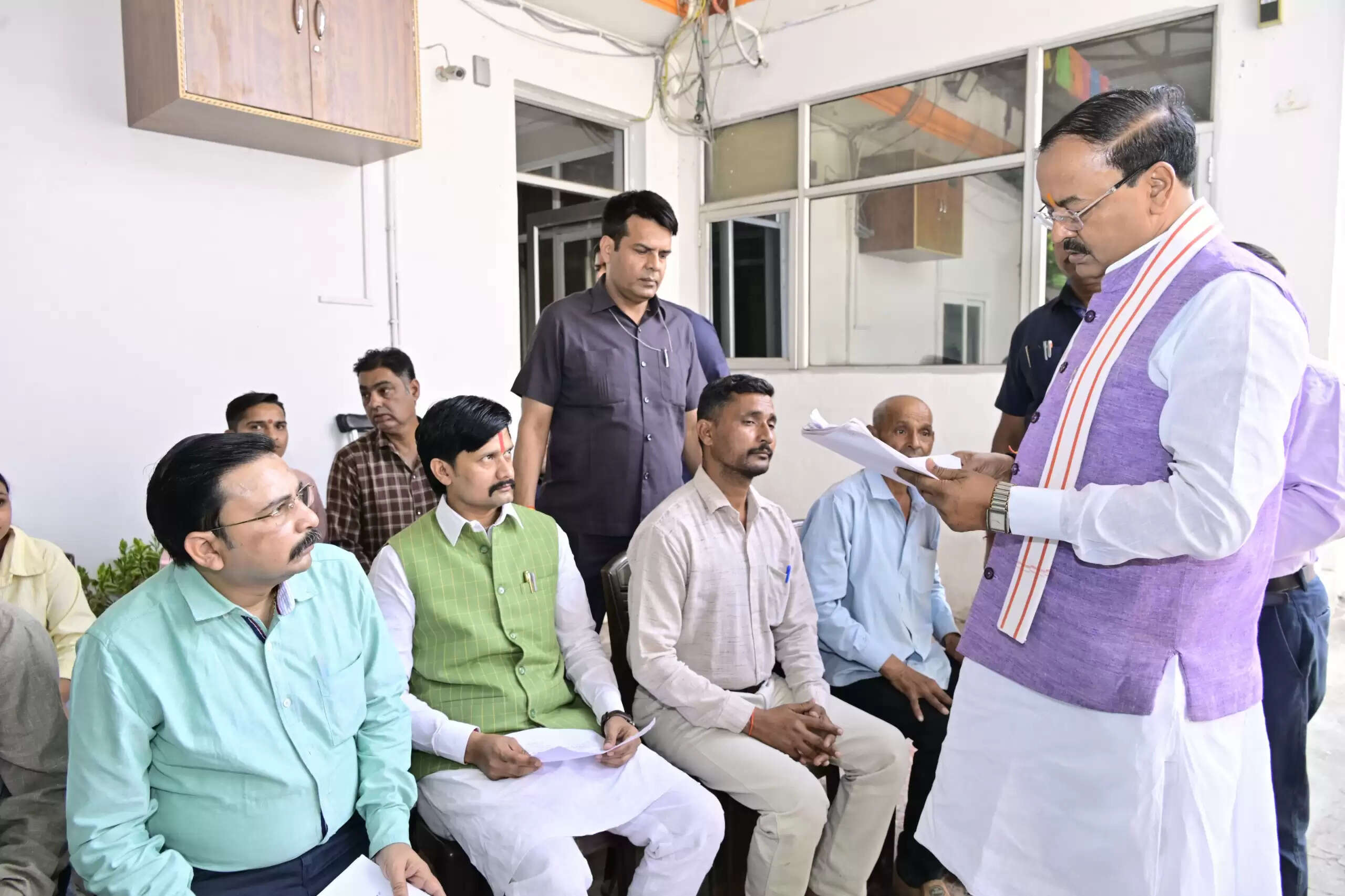 उप मुख्यमंत्री केशव प्रसाद मौर्य ने जनता दर्शन में फरियादियों से संवाद कर सुनीं समस्याएं