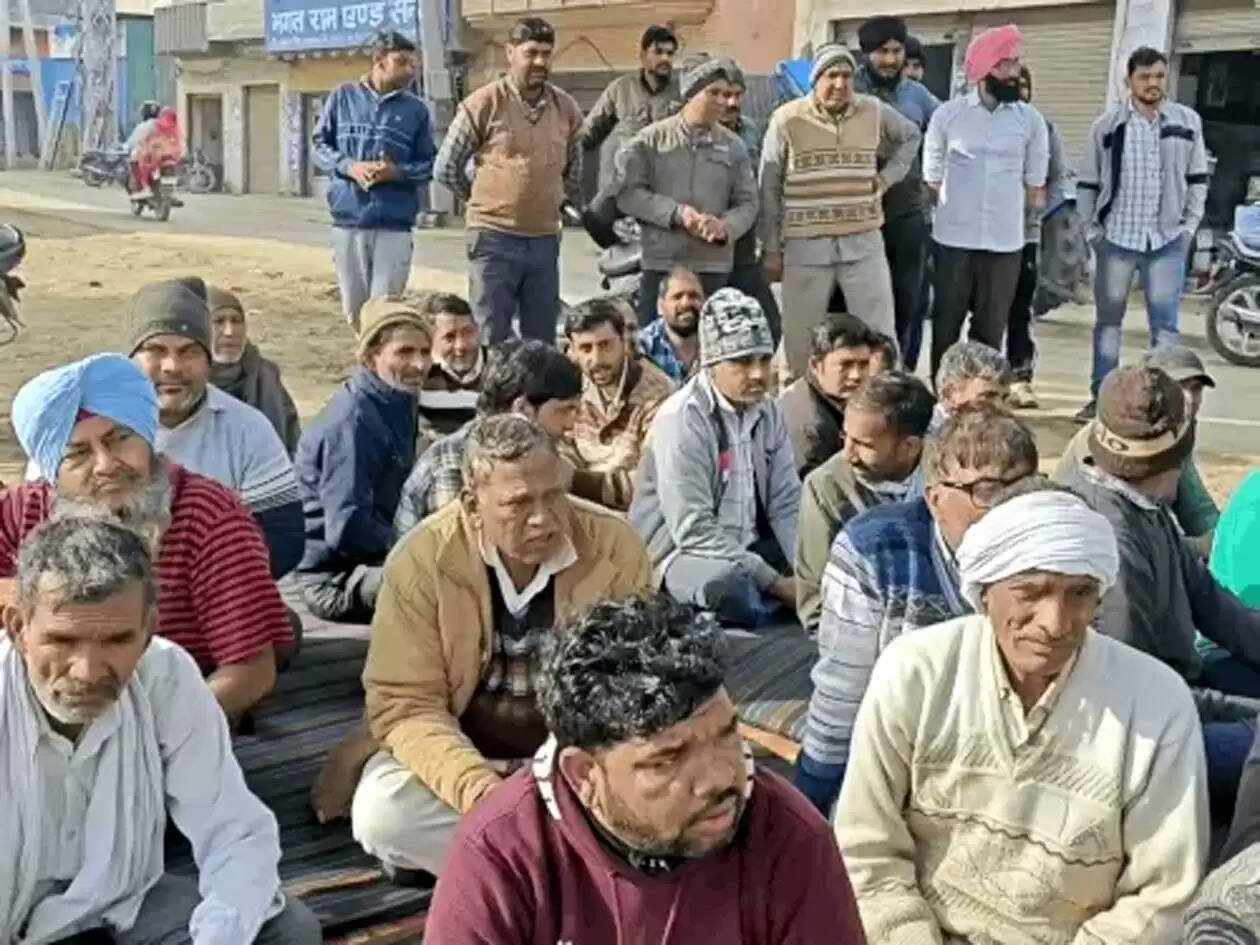 हिसार : अंडरपास निर्माण की मांग पर व्यापारियों व दुकानदारों ने दिया धरना