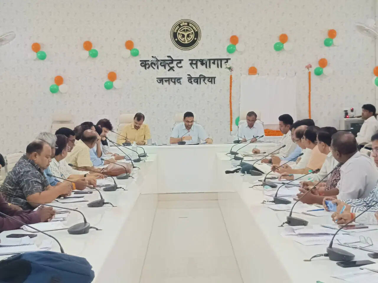 देवरिया : स्वास्थ्य योजनाओं में लापरवाही पर जिलाधिकारी सख्त, तीन प्रभारी चिकित्साधिकारियों का वेतन रोका