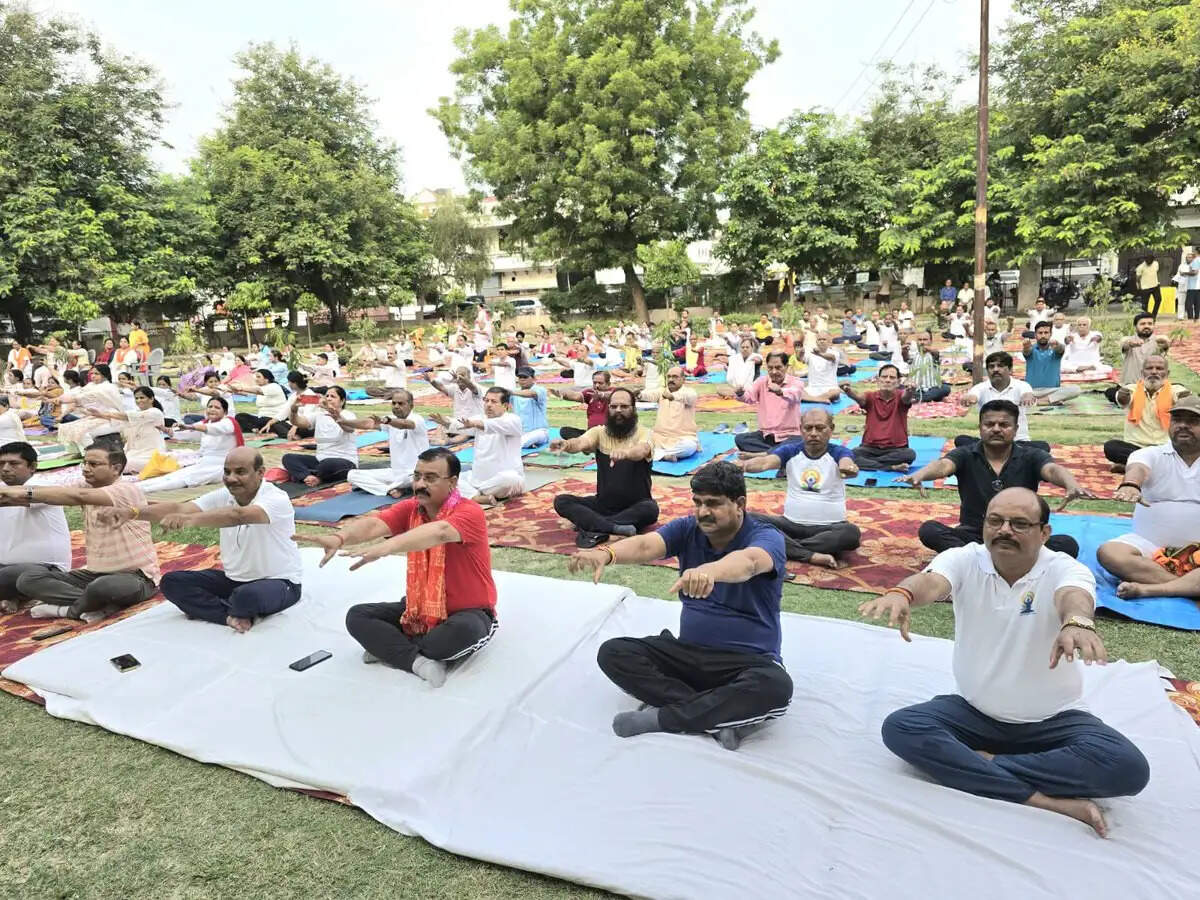 राज्यपाल जनभवन, सीएम योगी ने झांसी, केशव प्रसाद मौर्य ने प्रयागराज और बृजेश पाठक ने लखनऊ में किया योग