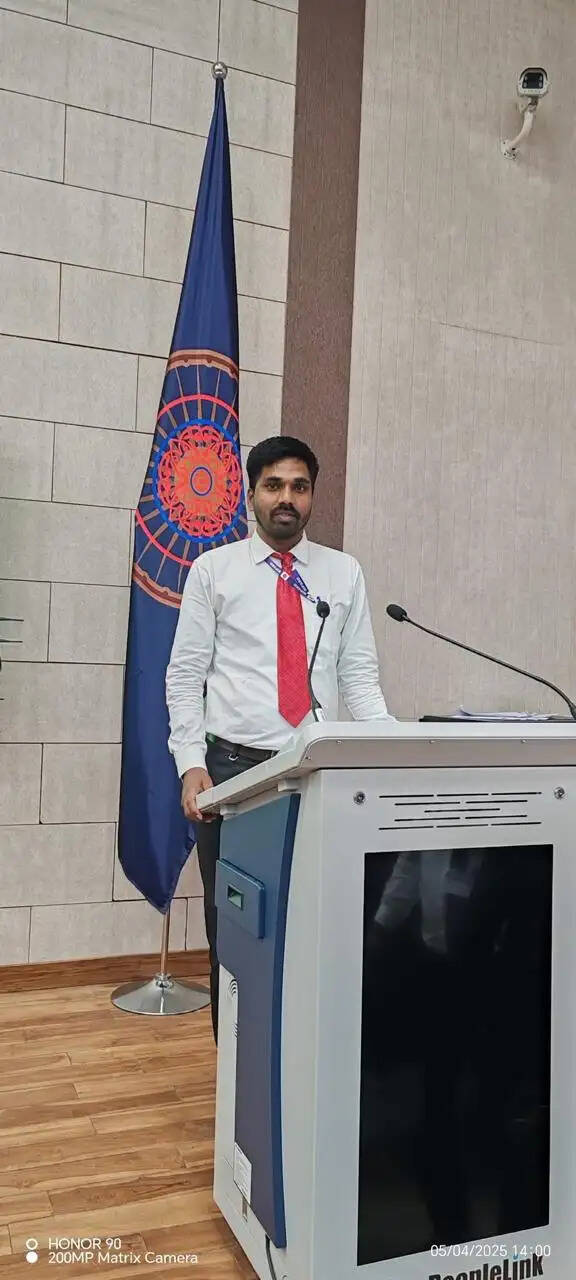 सड़क हादसे में सिसवन प्रखंड के कार्यपालक सहायक की मौत, परिजनों से मिलने सदर अस्पताल पहुंचे मंत्री दीपक प्रकाश