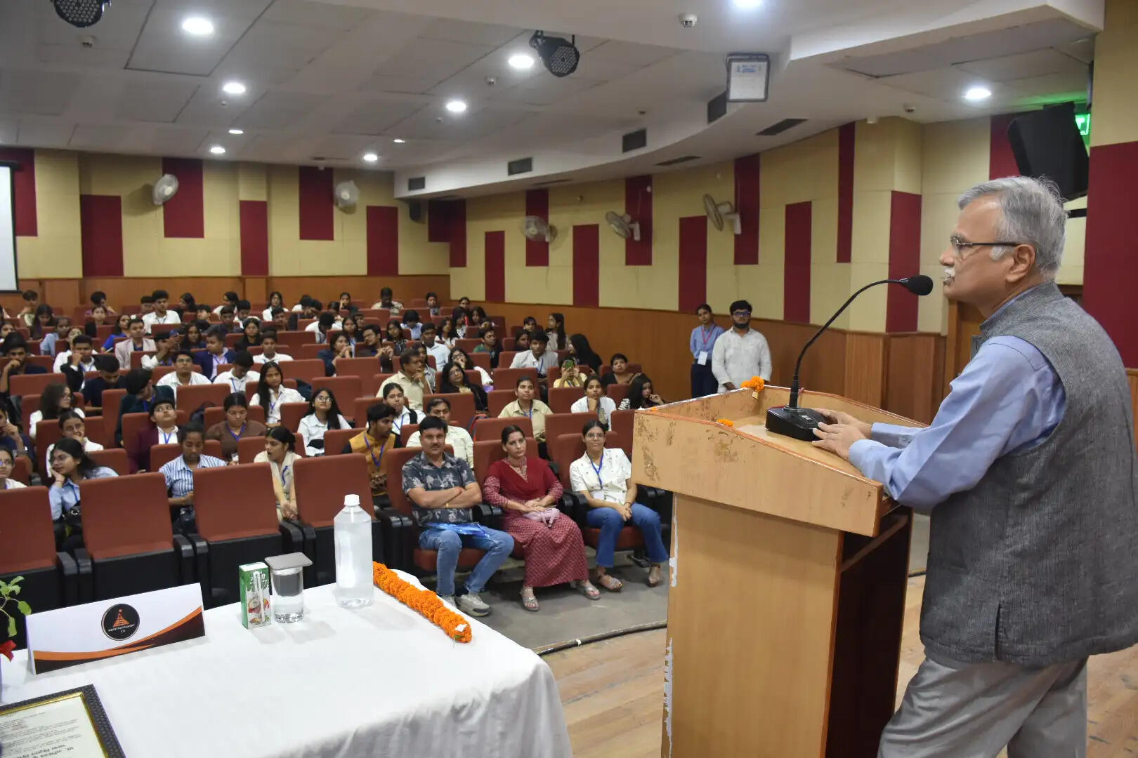 विद्यार्थियों में तार्किक चिंतन, प्रभावी अभिव्यक्ति और नेतृत्व क्षमता बढ़ाते हैं 'मॉक पार्लियामेंट' : प्रो. अजित कुमार चतुर्वेदी