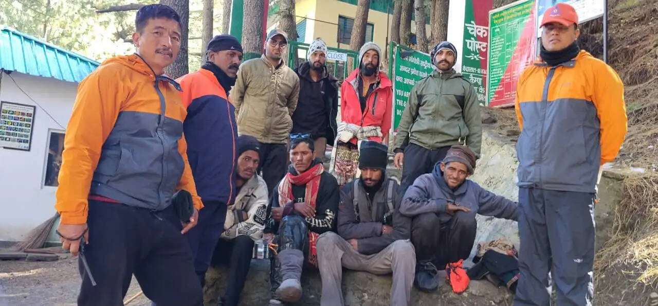 केदारताल ट्रेक पर हिमस्खलन से 12 लोग फंसे, चार को सुरक्षित निकाला गया