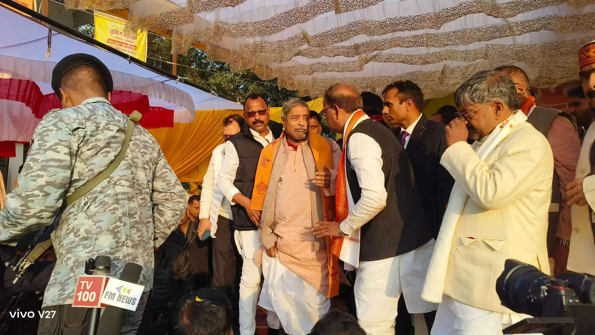 भाजपा प्रदेश अध्यक्ष पंकज चौधरी ने&nbsp;विनय कटियार का हाथ जोड़कर किया स्वागत , ऐसा अंदाज बन गया चर्चा का विषय