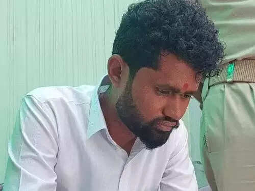 शिक्षा मंत्री को रिश्वत देने पहुंचा सरकारी शिक्षक, किया पुलिस के हवाले