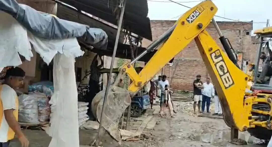 अमेठी में ककवा रोड पर अतिक्रमण हटाने की कार्रवाई, बुलडोजर चलाया गया