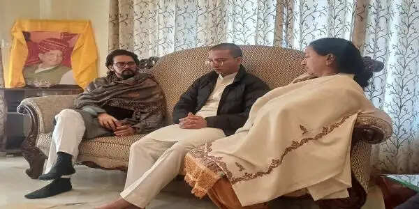 सांसद अनुराग ठाकुर ने दिवंगत किशन कपूर के परिजनों से मिलकर व्यक्त की संवेदनाएं