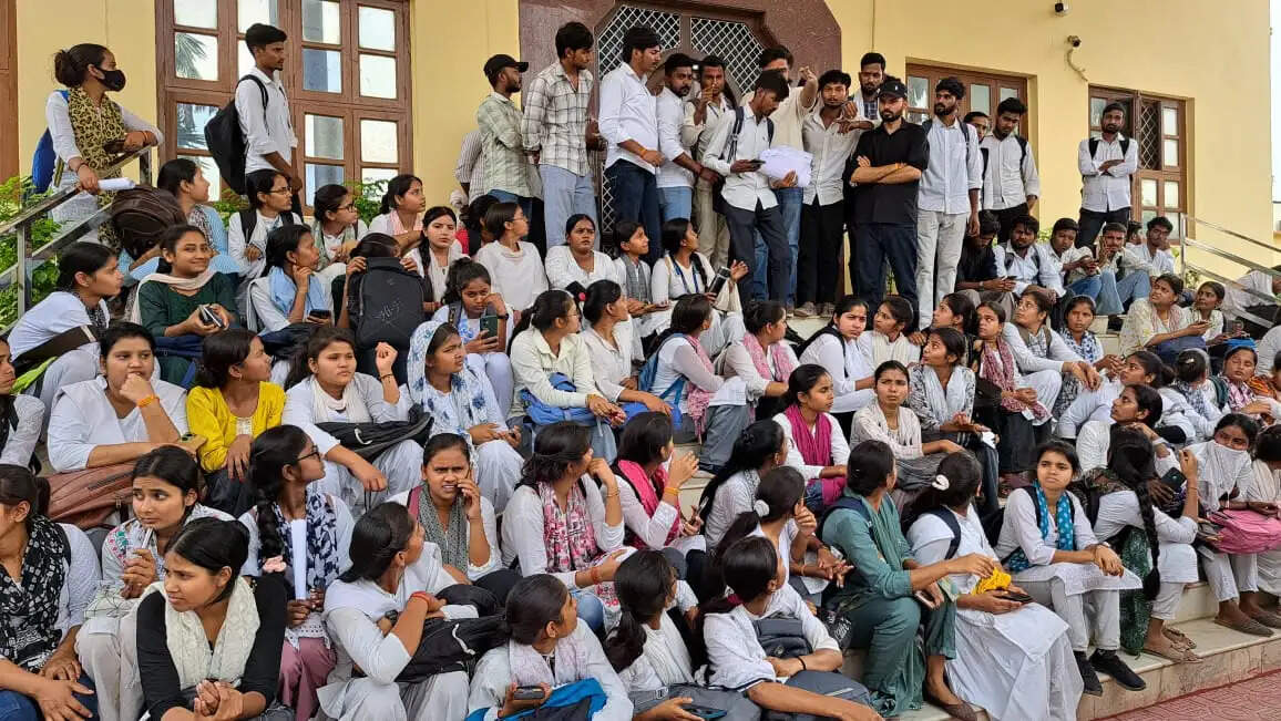 अधूरे परीक्षा परिणाम पर छात्रों का हंगामा, पूर्वांचल विश्वविद्यालय में कुलपति कार्यालय घेरा