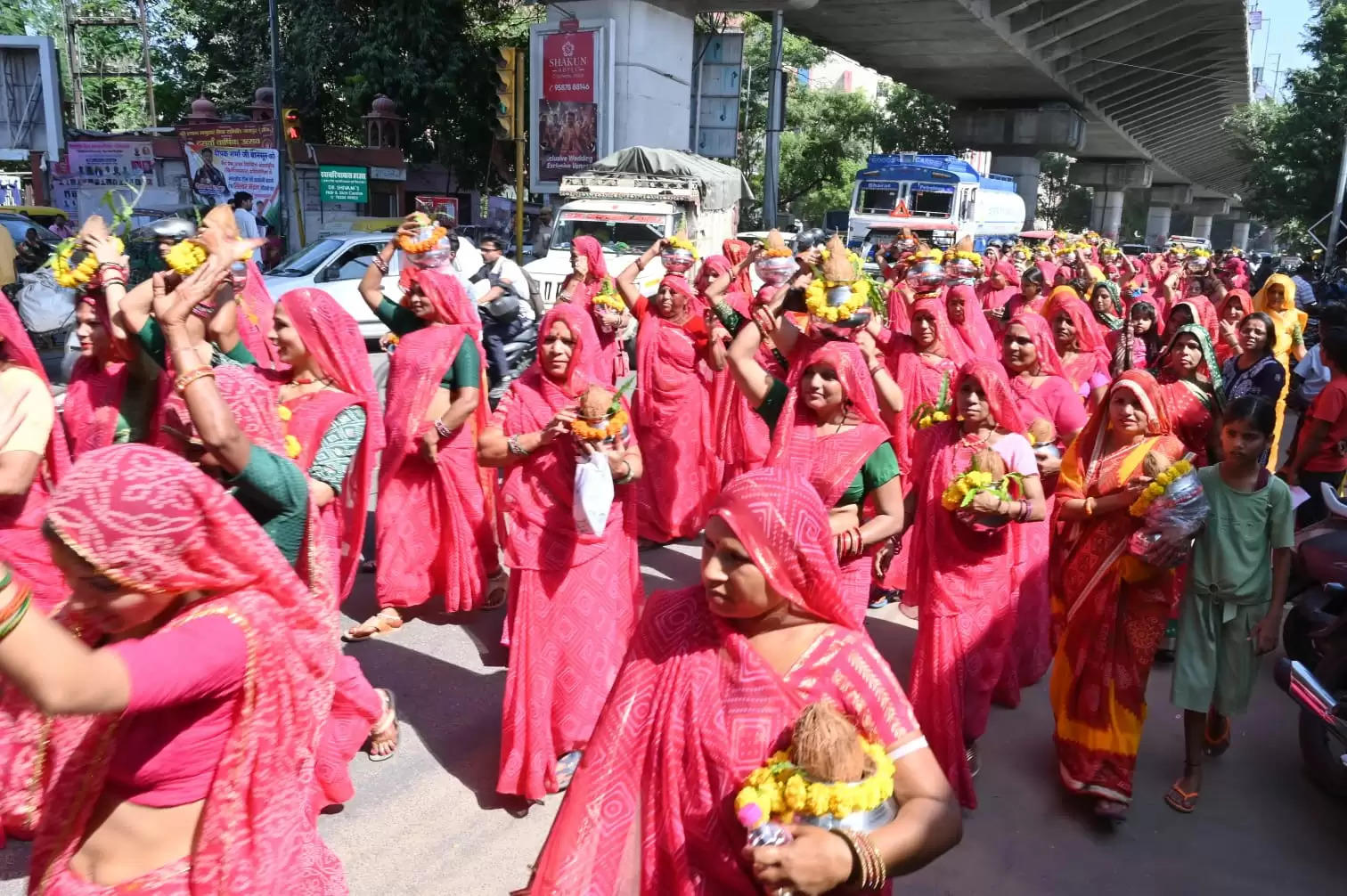 भक्तिमय हुआ सोडाला: कलश यात्रा में एक ही परिधान में दिखी महिलाएं