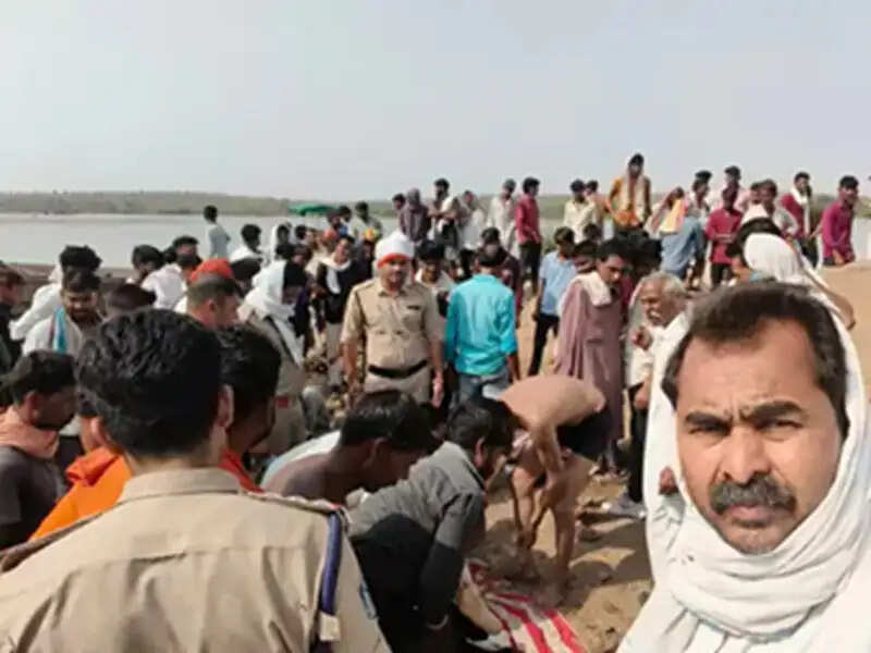 देवास में नर्मदा नदी में नहाने गए तीन दोस्तों की डूबने से मौत, एक को नाविकों ने बचाया