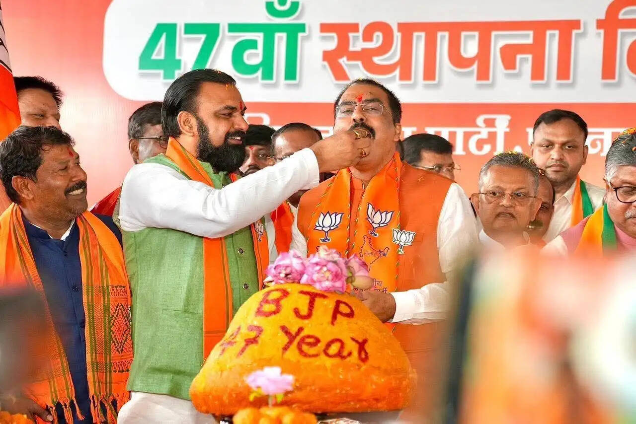 भाजपा के स्थापना दिवस पर वरिष्ठ कार्यकर्ताओं को किया गया सम्मानित