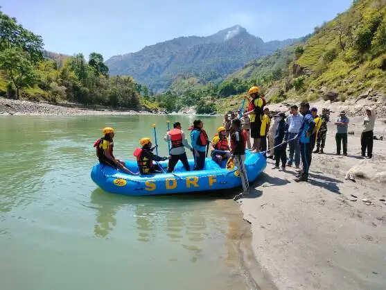 सहस्त्रधारा में गहरी खाई में गिरे व्यक्ति का एसडीआरएफ ने निकाला शव