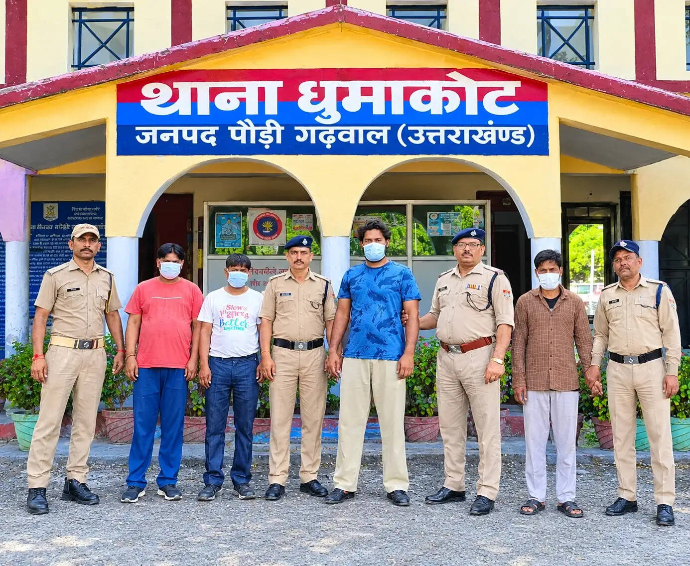 बैरियर तोड़कर भागे गांजा तस्कर मुरादाबाद से गिरफ्तार, भेजे जेल