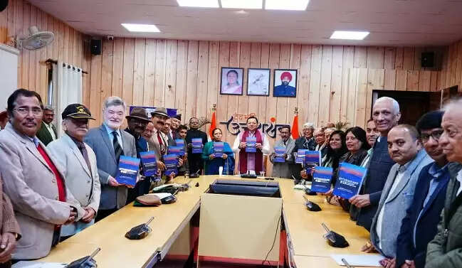 मुख्यमंत्री ने किया उत्तराखण्ड @25ः लुकिंग बैक-लुकिंग फॉरवर्ड” पुस्तक का विमोचन