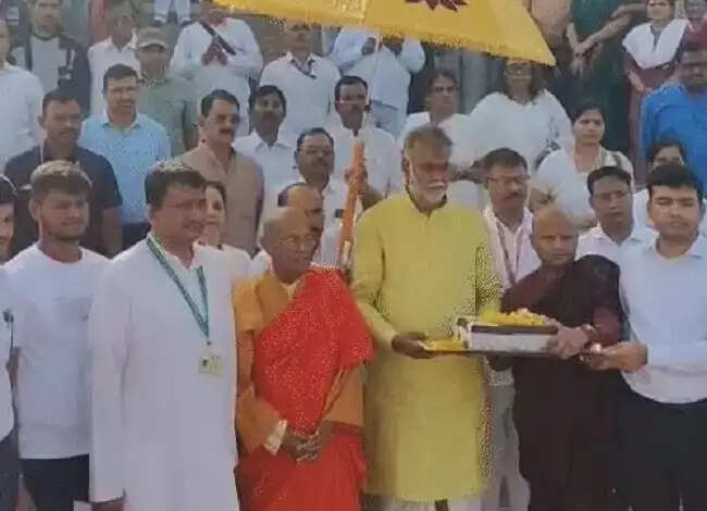 भोपाल से दिल्ली भेजे गए भगवान बुद्ध के परम शिष्यों के अस्थि कलश, सांची में दिया गया गार्ड ऑफ ऑनर