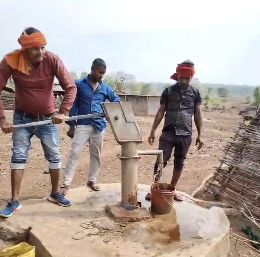 बलरामपुर : पेयजल संकट की शिकायत पर हरकत में आया प्रशासन, हैंडपंप सुधारकर बहाल की गई जलापूर्ति