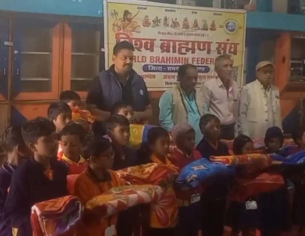 पंडित मांगे राम शर्मा की जयंती पर बच्चों के बीच कंबल और फल का वितरण