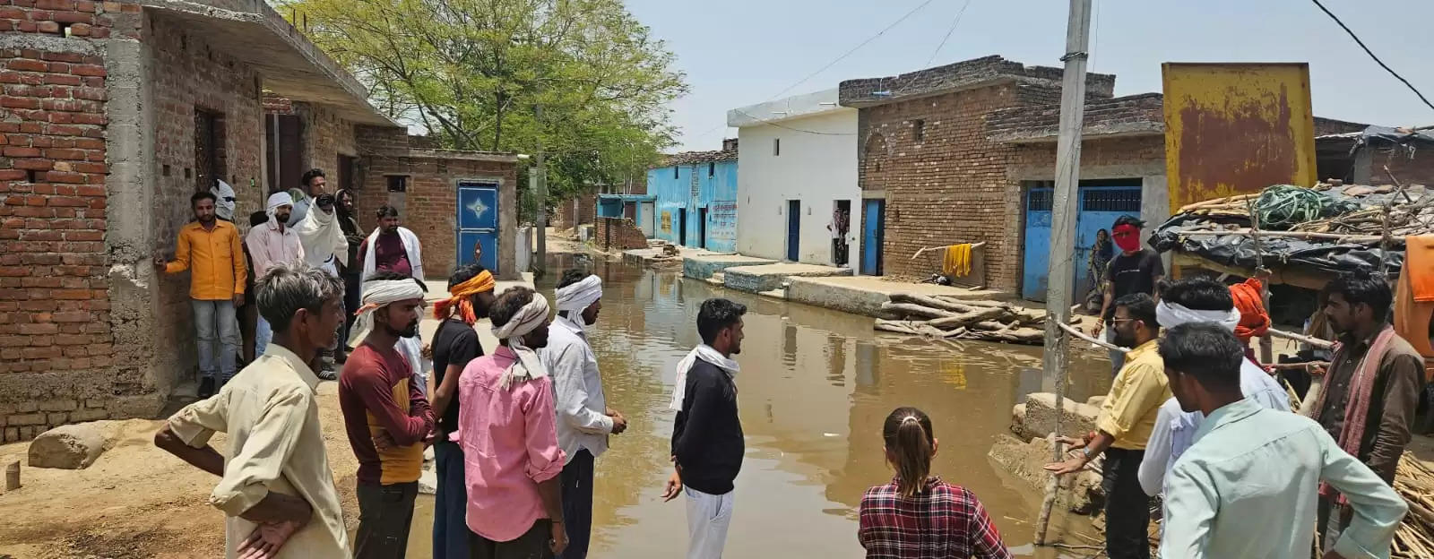 महोबा में ग्रामीणों ने जल भराव की समस्या के निस्तारण की उठाई मांग