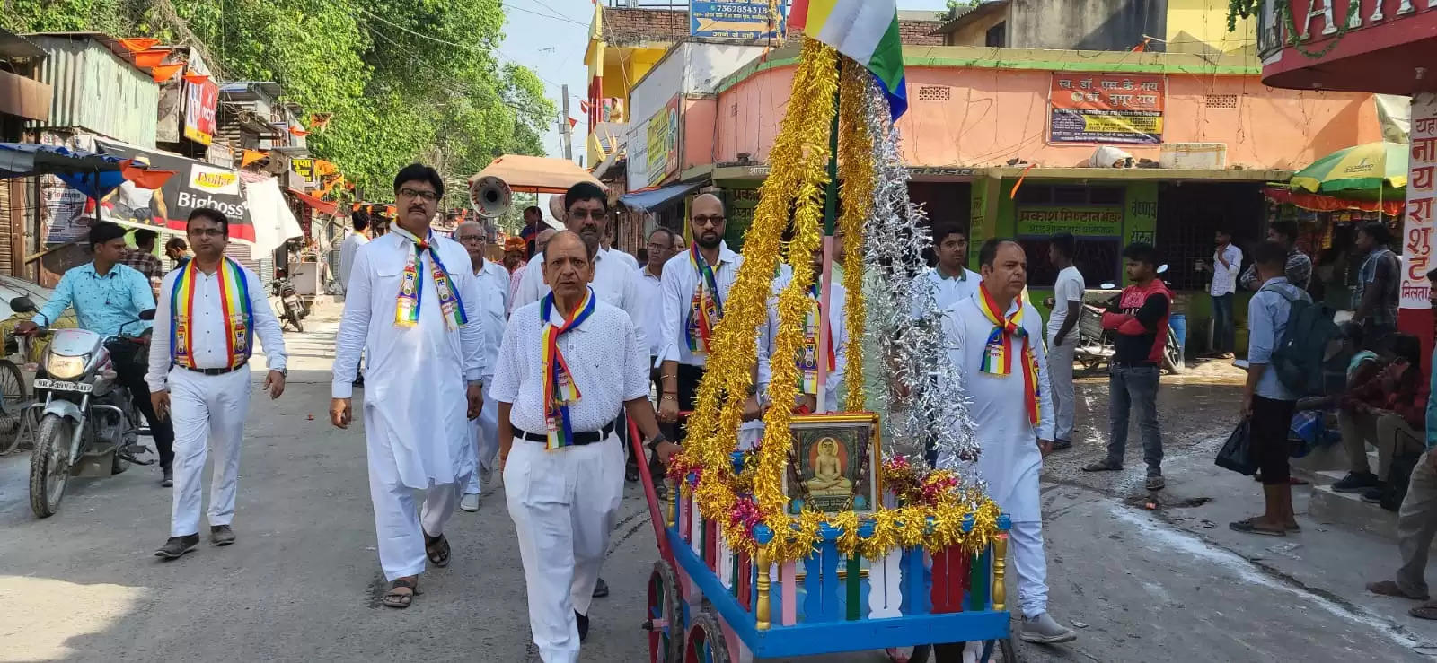 जैन धर्म के 24वें तीर्थंकर महावीर जयंती पर निकली भव्य शोभायात्रा