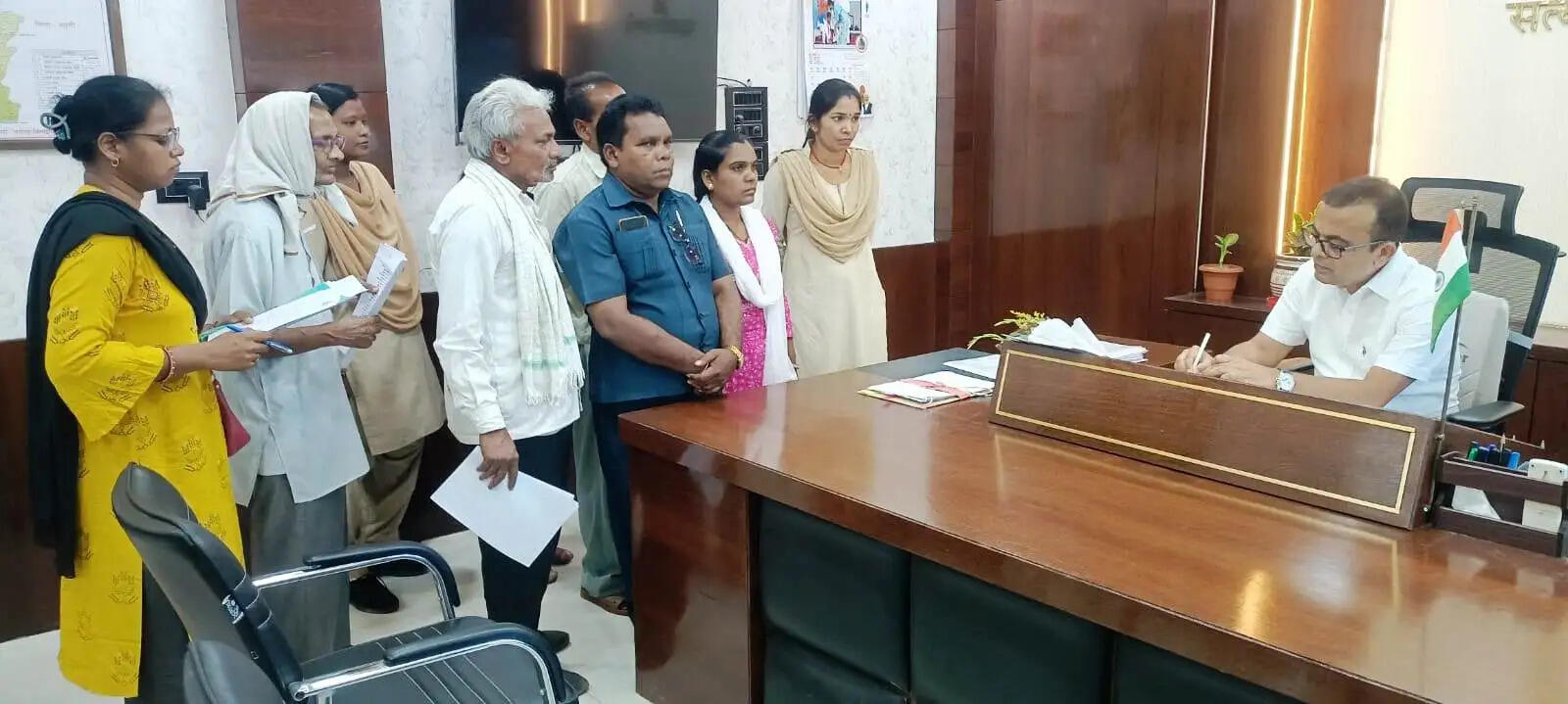 जांजगीर-चांपा जनदर्शन: कलेक्टर जन्मेजय महोबे ने सुनीं 88 लोगों की समस्याएं