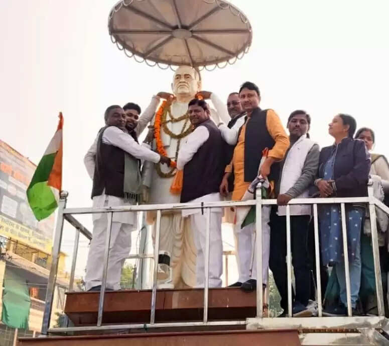 अपना दल (एस) ने मनाई लौह पुरुष सरदार वल्लभभाई पटेल की पुण्यतिथि