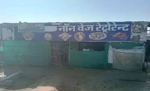 श्योपुरः मानपुर थाने से 50 मीटर की दूरी पर चोरों ने चटकाये तीन गुमटियों के ताले, 14 मुर्गे चोरी