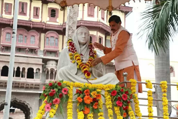 इंदौर : मुख्यमंत्री ने केंद्रीय मंत्री भूपेंद्र यादव के साथ देवी अहिल्या माता की प्रतिमा पर किया माल्यार्पण, पौधे भी रोपे