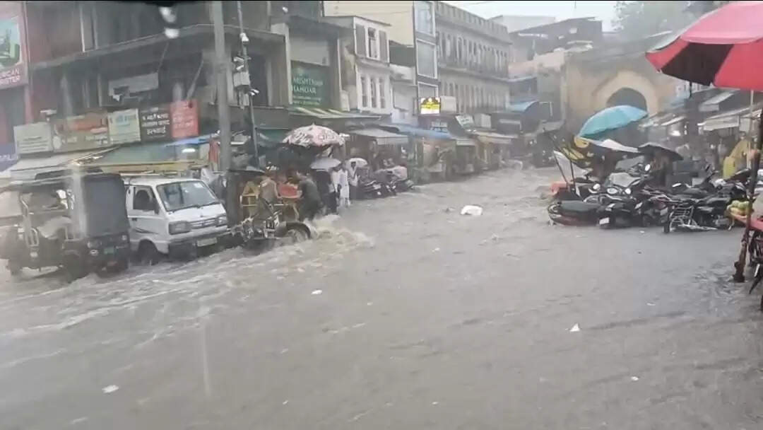 अजमेर में मूसलाधार बरसात जनजीवन अस्त व्यस्त सड़कें बनी नदियां