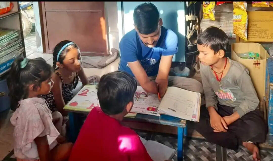 हाईटेंशन दुर्घटना में दोनों हाथ गंवा चुके मनीष के परिवार को मिला प्रशासनिक सहारा