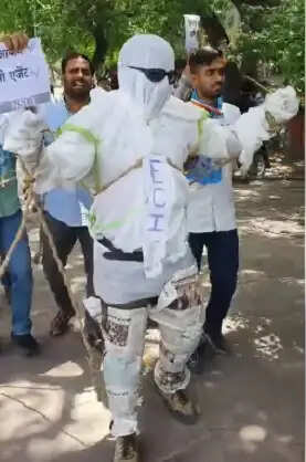 ईसीआई कार्यालय के बाहर एनएसयूआई ने किया कठपुतली प्रदर्शन, हिरासत में लिए गए कार्यकर्ता