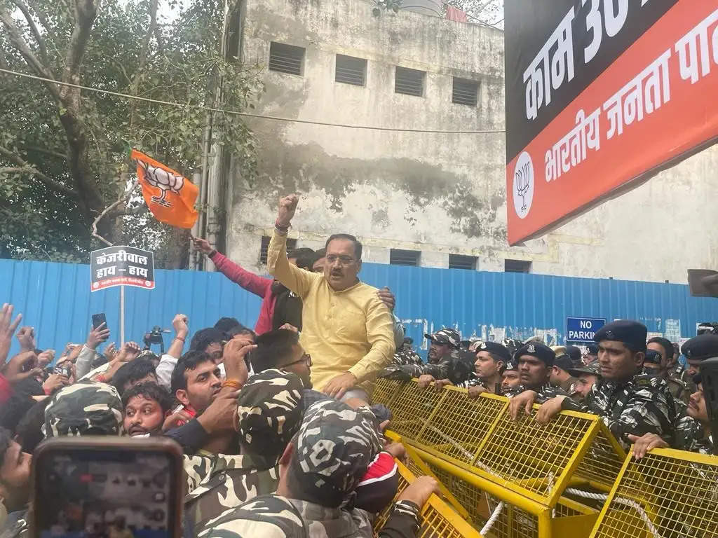 दिल्ली जल बोर्ड के एसटीपी घोटाले के खिलाफ भाजपा ने जल बोर्ड मुख्यालय पर किया प्रदर्शन