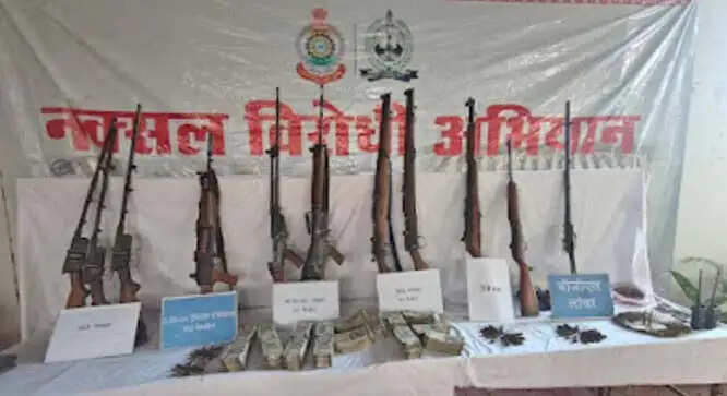 छत्तीसगढ़ के नारायणपुर में नक्सली डंप से बड़ी मात्रा में हथियार-विस्फोटक सहित 24 लाख रुपये बरामद