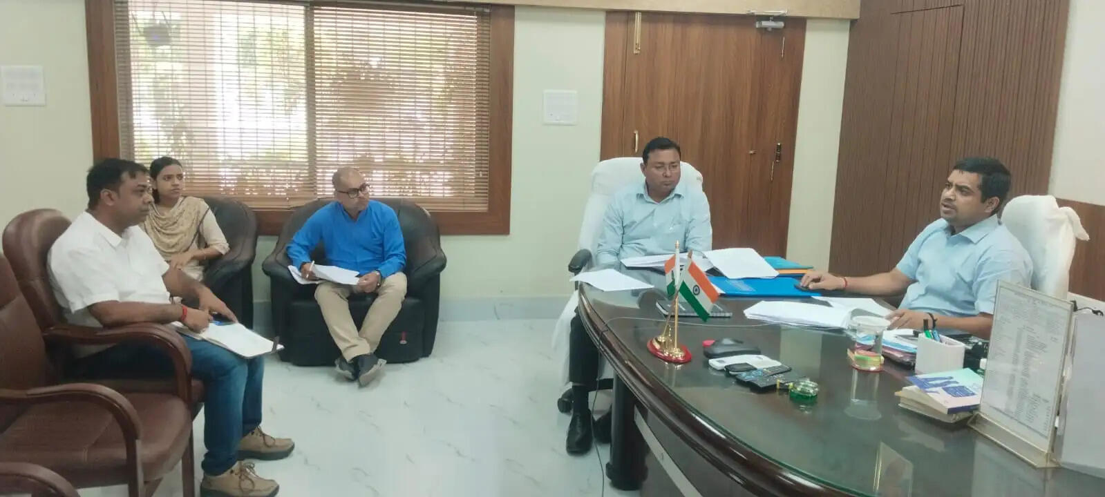 विकास योजनाओं में तेजी लाएं, लंबित कार्यों का समय पर करें निष्पादन : डीएम