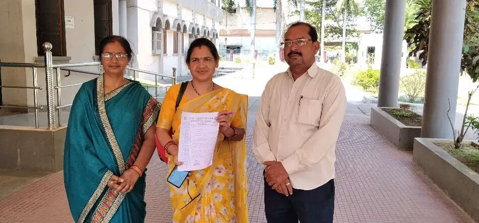 सोरम की शराब दुकान हटाने की मांग, तीन ग्राम पंचायतों के सरपंच पहुंचे कलेक्ट्रेट