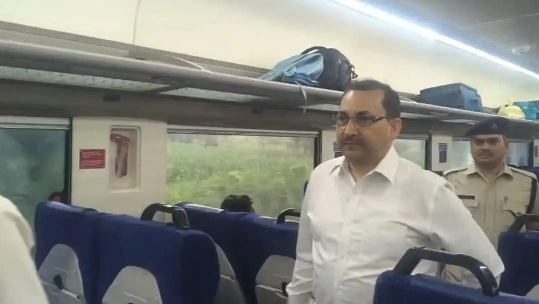 डीआरएम ने वंदे भारत एक्सप्रेस का किया निरीक्षण