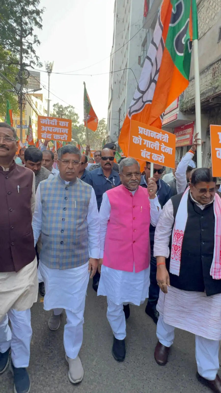 प्रधानमंत्री मोदी के दिवंगत पिता पर खरगे की टिप्पणी के विरोध में भाजपा ने किया कांग्रेस प्रदेश कार्यालय का घेराव