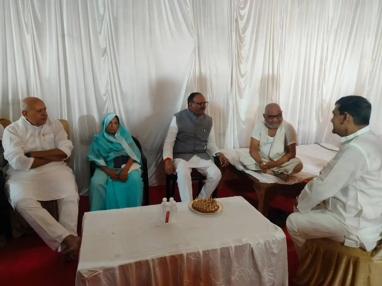 उप मुख्यमंत्री पाठक विजय बहादुर पाठक के आवास पहुंच कर पिता के निधन पर जताया दुख, अर्पित की श्रद्धांजलि