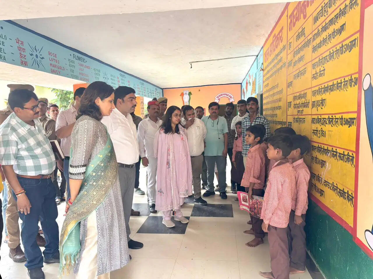 प्राथमिक विद्यालय महोलिया में डीएम ने किया औचक निरीक्षण,कार्य संतोष जनक न पाकर जताई नाराजगी