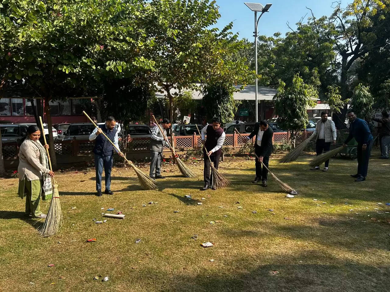 नगर निगम प्रशासक और आयुक्त ने स्वच्छता के संकल्प को साकार करने के लिए हाथ में थामी झाड़ू