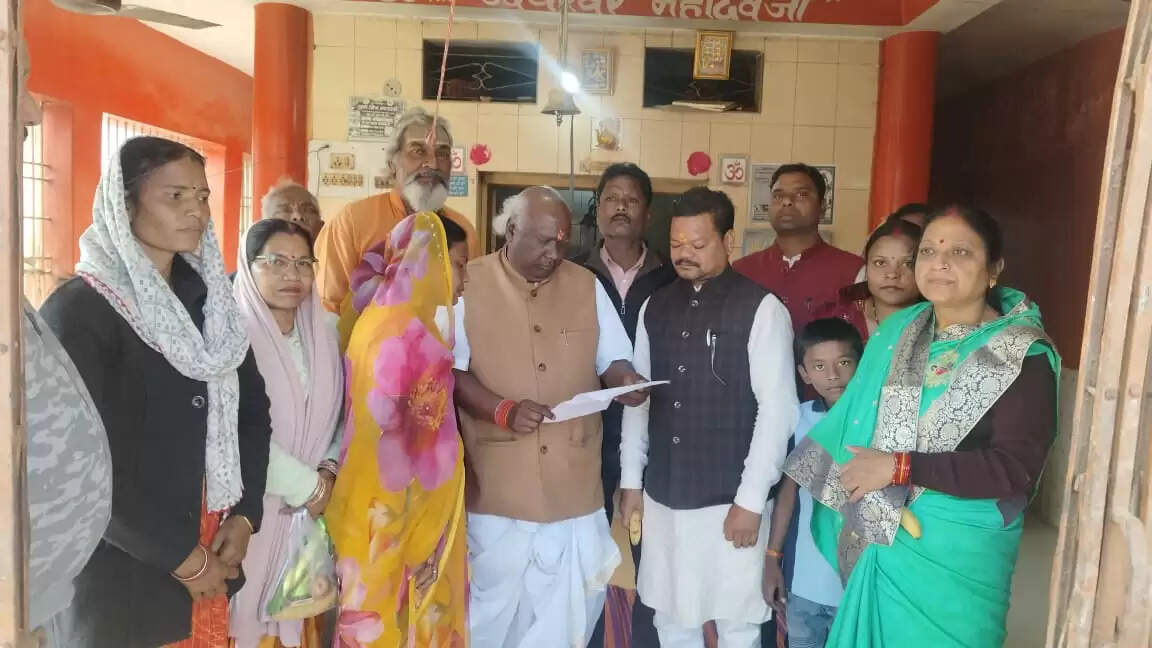 अंबिकापुर: सोमनाथ मंदिर स्थापना के 75 वर्ष पूर्ण होने पर शिव मंदिर में जलाभिषेक