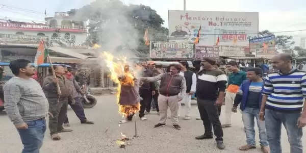 शिक्षा विभाग के अपर मुख्य सचिव का युवा कांग्रेस ने पुतला फूंका