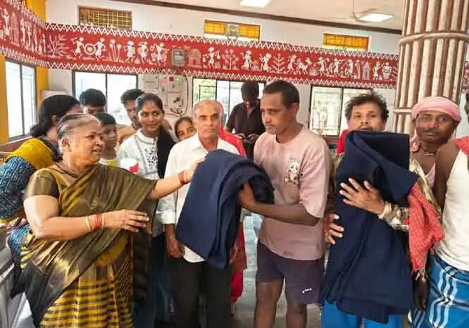 सेवानिवृत्त शिक्षिका ने दशहरा के रथ निर्माण शिल्पकारों के सम्मान में सेवा जोहार का किया आयोजन
