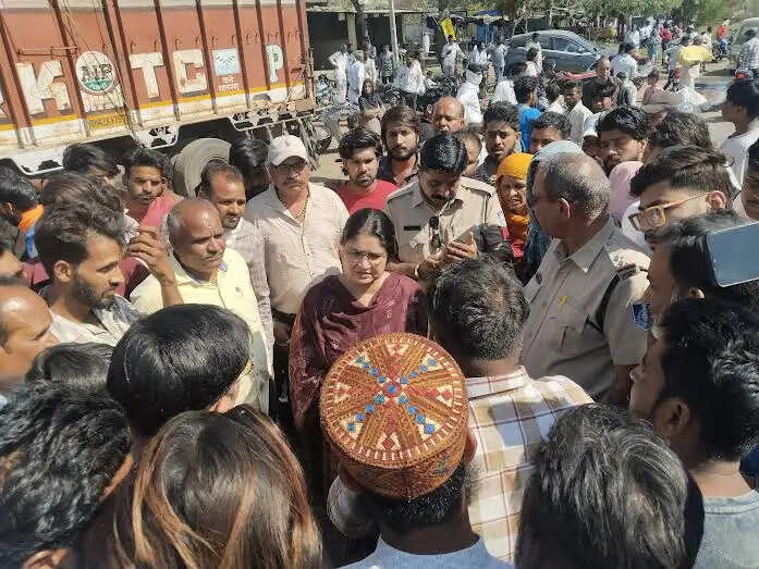 तेज रफ्तार कार की टक्कर से मासूम की मौत, तीन गंभीर घायल; आक्रोश में चक्काजाम