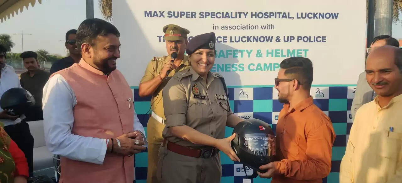 वाहन चलाते समय जरूर पहने हेलमेट : डीसीपी यातायात