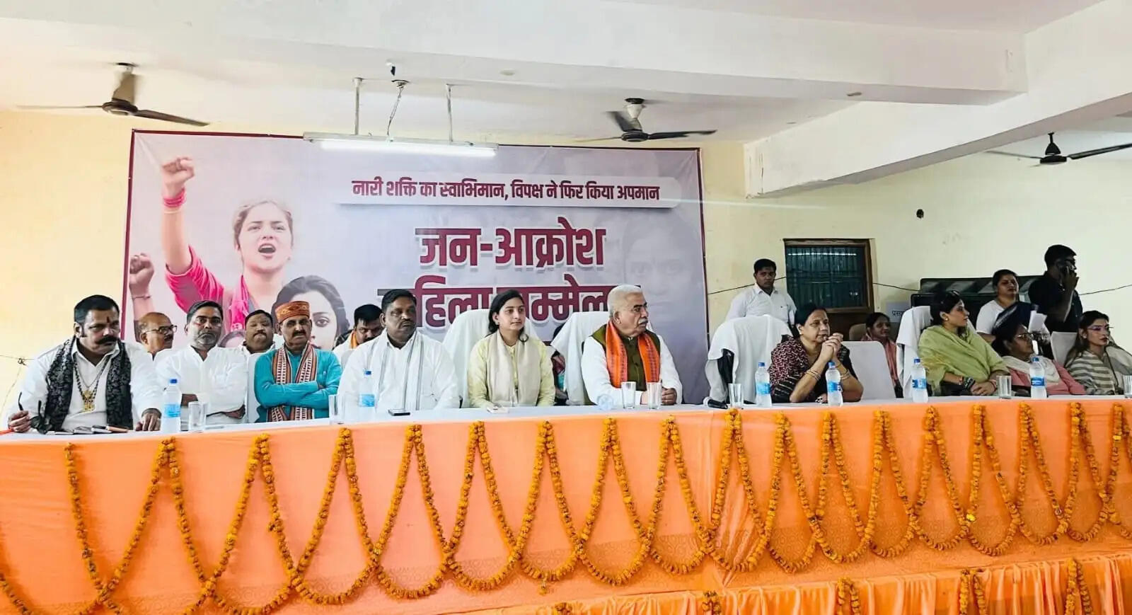 बलरामपुर में भाजपा की जन आक्रोश महिला रेली में विपक्ष पर हमला, किया राहुल व अखिलेश का पुतला दहन